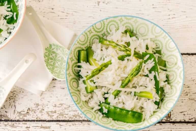 Bosto - rijstsalade met groene asperges, peultjes en sojascheuten
